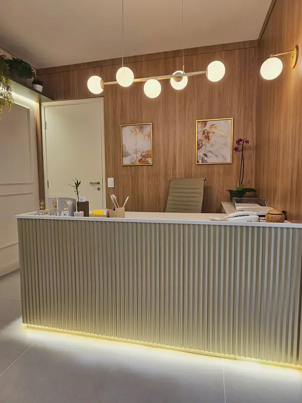Balcão da recepção com iluminação em LED
