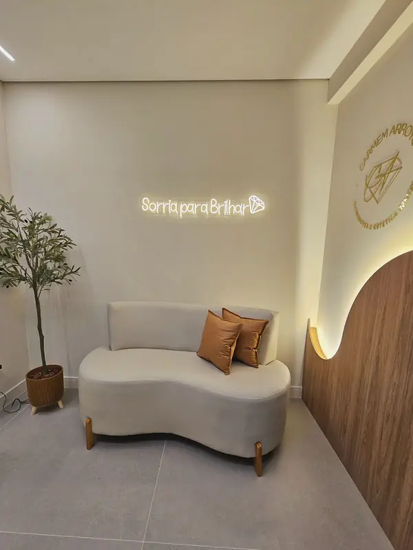 Lounge com o letreiro Sorria para Brilhar
