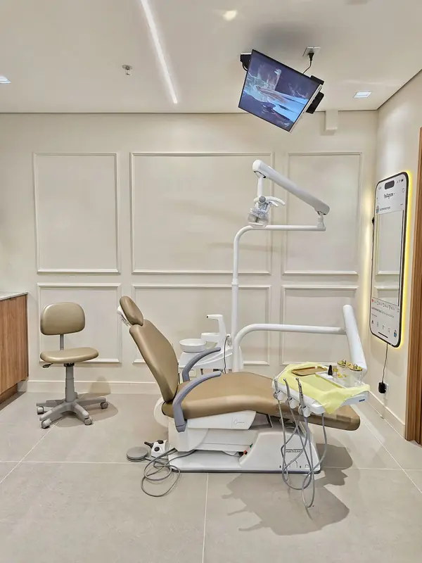 Cadeira odontológica em sala de atendimento